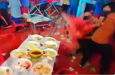 വിവാഹ സൽക്കാരത്തിനിടെ നടന്ന അടിപിടിയുടെ ദൃശ്യം