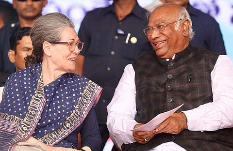 സോണിയാഗാന്ധിയും മല്ലികാര്ജുന് ഖാര്ഗെയും/ ഫയൽ