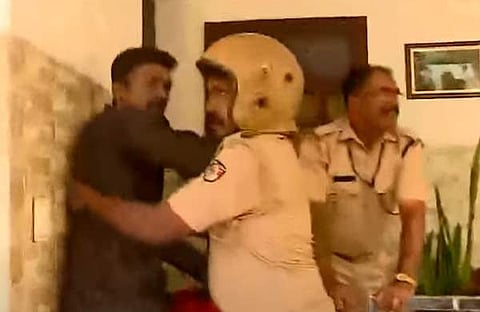 വിസിയുടെ വീട്ടിൽ കയറിയ എബിവിപി പ്രവർത്തകനെ പൊലീസ് തടയുന്നു/ ടിവി ദൃശ്യം