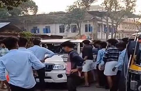 അടിച്ചു തകര്ത്ത പൊലീസ് ജീപ്പ്/ഫോട്ടോ: ടെലിവിഷന് സ്ക്രീന് ഷോട്ട്