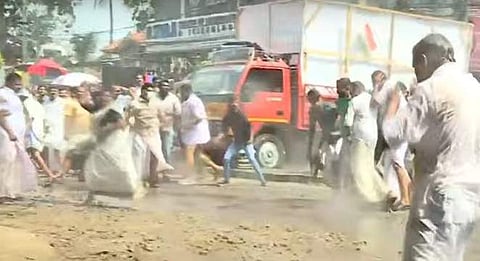 പൊലീസിനെ കല്ലെറിയുന്ന കോണ്ഗ്രസ് പ്രവര്ത്തകര്