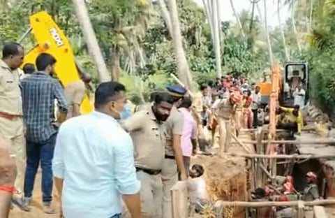 മണ്ണിടിഞ്ഞ സ്ഥലത്ത് ഫയര്ഫോഴ്സ് രക്ഷാപ്രവര്ത്തനം നടത്തുന്നു/ ഫോട്ടോ: ടെലിവിഷന് സ്ക്രീന് ഷോട്ട്