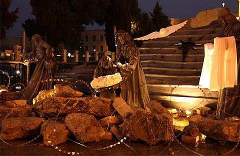 യുദ്ധത്തെത്തുടര്ന്നുള്ള അവശിഷ്ടങ്ങള്ക്കിടയില് ഉണ്ണിയേശു, വെസ്റ്റ് ബാങ്കിലെ ബെത്ലഹേം നഗരത്തിലെ ചര്ച്ച് ഓഫ് നേറ്റിവിറ്റിക്ക് മുന്നില് തയ്യാറാക്കിയത്/ ഫോട്ടോ: എഎഫ്പി