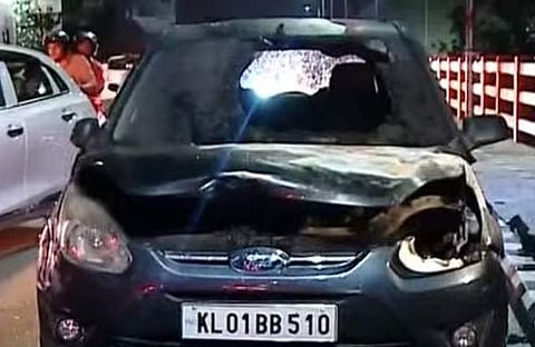 ഓടിക്കൊണ്ടിരുന്ന കാറിന് തീ പിടിച്ചു/ ഫോട്ടോ: ടെലിവിഷന് സ്ക്രീന്ഷോട്ട്