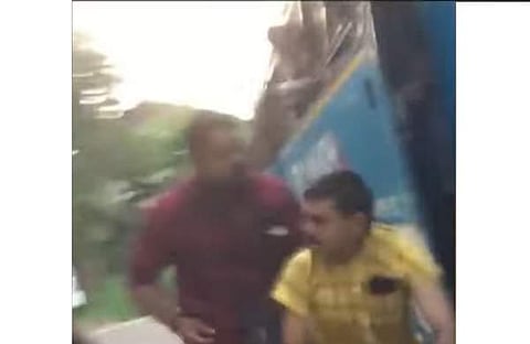 കാർ യാത്രക്കാരനെ മർദ്ദിക്കുന്ന ദൃശ്യം, സ്ക്രീൻഷോട്ട്