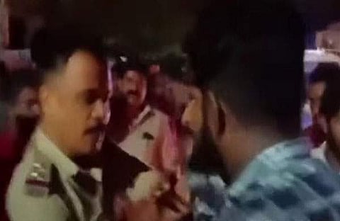 പൊലീസിനെ ആക്രമിക്കുന്നു/ ടിവി ദൃശ്യം