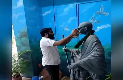 കറുത്ത കണ്ണട ധരിപ്പിക്കുന്നു/ ടിവി ദൃശ്യത്തിൽ നിന്ന്