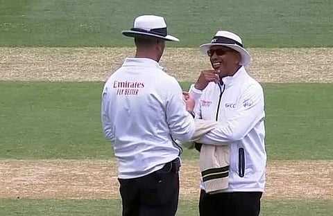 തേർഡ് അമ്പയർ വരുന്നതുംകാത്ത് ഗ്രൗണ്ടിൽ നിൽക്കുന്ന അമ്പയർമാർ, എക്സ്