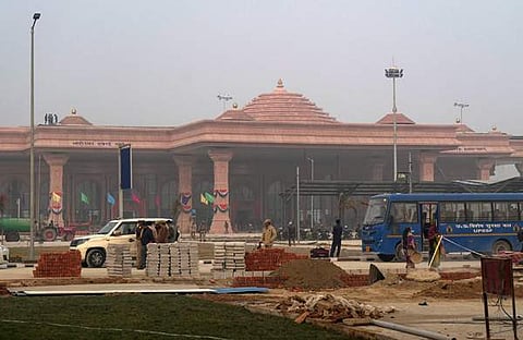 വിമാനത്താവളത്തിന്റെ അവസാന മിനുക്കപണികള്ക്കിടെ/ പിടിഐ