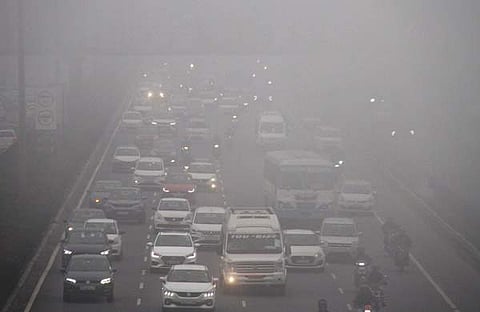മൂടല് മഞ്ഞ് കാഴ്ച തടസപ്പെടുത്തിയതോടെ ഡല്ഹി ദേശീയ പാതയില് ഉണ്ടായ ഗതാഗതക്കുരുക്ക്/ പിടിഐ