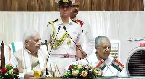 സത്യപ്രതിജ്ഞാവേദിയില് ഗവര്ണറും മുഖ്യമന്ത്രിയും