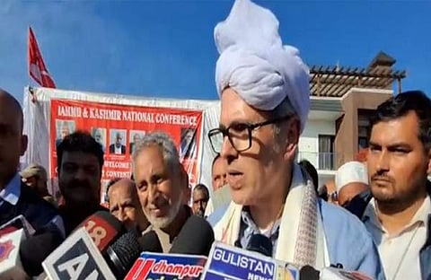 ഒമര് അബ്ദുള്ള മാധ്യമങ്ങളെ കാണുന്നു/ ഫോട്ടോ: എഎന്ഐ