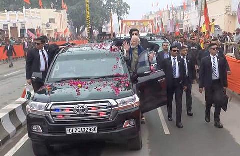 റോഡ് ഷോയ്ക്കിടെ പ്രധാനമന്ത്രി നരേന്ദ്രമോദി കാറിന്റെ ഡോര് തുറന്ന് ജനങ്ങളെ അഭിവാദ്യം ചെയ്യുന്നു/പിടിഐ