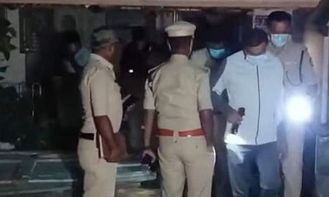 വീട്ടില് പരിശോധന നടത്തുന്ന പൊലീസ്