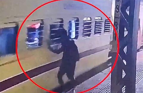 ട്രെയിനിന്റെ ജനാലയിലൂടെ കൈയിട്ട് മാല പൊട്ടിക്കുന്നു/ സിസിടിവി ദൃശ്യങ്ങൾ