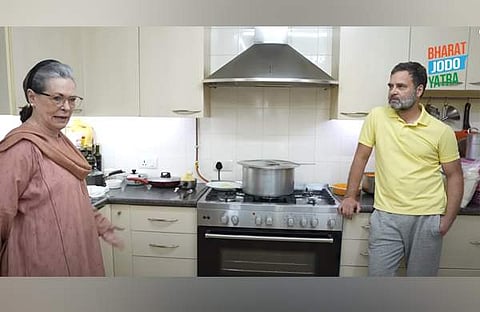 ഓറഞ്ച് മാര്മാലേഡ് ജാം ഉണ്ടാക്കുന്നതിനിടെ രാഹുല് ഗാന്ധിയും സോണിയാ ഗാന്ധിയും/ ഫോട്ടോ: വീഡിയോ സ്ക്രീന് ഷോട്ട്