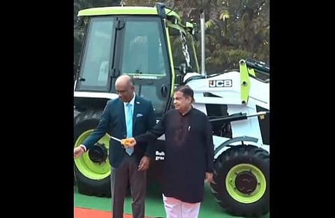 ഹൈഡ്രജൻ അധിഷ്ഠിത ജെസിബിയുടെ ഉദ്ഘാടനം നിർവഹിക്കുന്നു, ട്വിറ്റർ