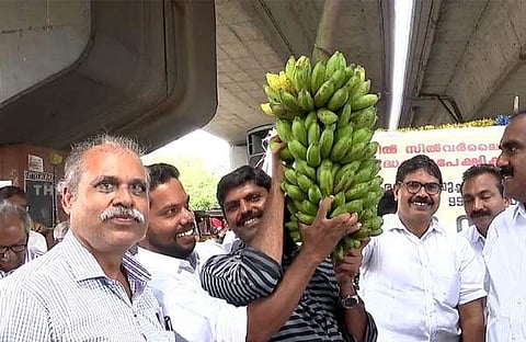 ടി എസ് നൗഷാദ് ലേലത്തില് വാഴക്കുല സ്വന്തമാക്കി/ ഫോട്ടോ: വീഡിയോ സ്ക്രീന്ഷോട്ട്