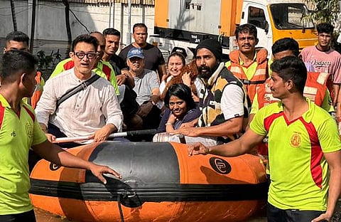 ആമിർ ഖാനെയും വിഷ്ണുവിശാലിനേയും രക്ഷപ്പെടുത്തുന്നു/ഫോട്ടോ: ട്വിറ്റർ