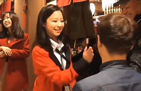 ഷാച്ചിഹൊക്കോയ റെസ്റ്റോറന്റിൽ സ്ത്രീകൾ / വിഡിയോ സ്ക്രീൻഷോട്ട്