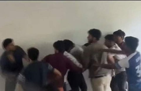 കെഎസ്യു പ്രവര്ത്തകനെ എസ്എഫ്ഐ പ്രവർത്തകർ മർദ്ദിക്കുന്നു/ ടെലിവിഷൻ സ്ക്രീൻഷോട്ട്