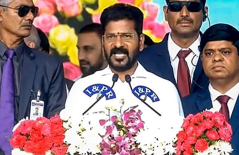 രേവന്ത് റെഡ്ഡി മുഖ്യമന്ത്രിയായി സത്യപ്രതിജ്ഞ ചെയ്യുന്നു/ പിടിഐ