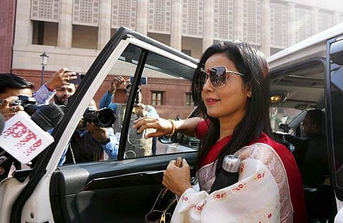 മഹുവ മൊയ്ത്ര പാര്ലമെന്റിനു മുന്നില്/പിടിഐ