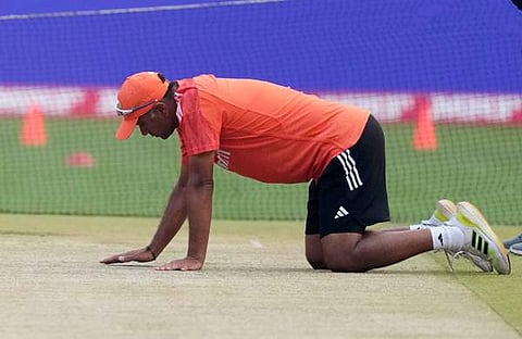 ഫൈനൽ പോരിനു മുൻപ് പിച്ച് പരിശോധിക്കുന്ന ഇന്ത്യൻ കോച്ച് ദ്രാവിഡ്/ പിടിഐ