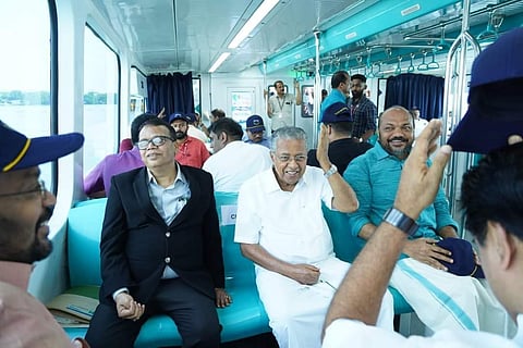 വാട്ടര്മെട്രോയില് മുഖ്യമന്ത്രിയും മന്ത്രിമാരും യാത്ര ചെയ്യുന്നു