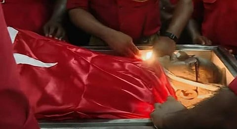 ചെങ്കൊടി പുതപ്പിച്ച് കാനം രാജേന്ദ്രന്റെ മൃതദേഹം