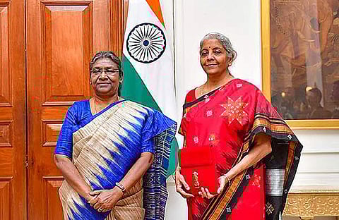 ബജറ്റ് അവതരണത്തിനു മുന്നോടിയായി ധനമന്ത്രി നിര്മല സീതാരാമന് രാഷ്ട്രപതി ദ്രൗപദി മുര്മുവിനെ സന്ദര്ശിച്ചപ്പോള്/പിടിഐ