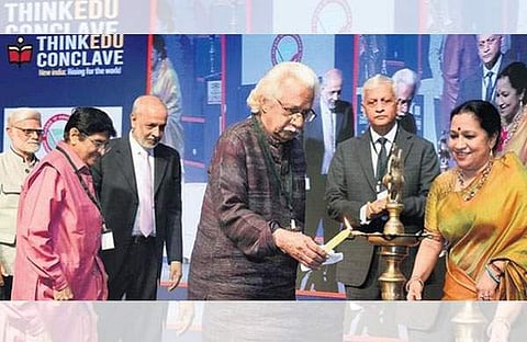 തിങ്ക് എഡ്യൂ കോണ്ക്ലേവിന്റെ ഉദ്ഘാടന ചടങ്ങില് അടൂര് ഗോപാലകൃഷ്്ണന് ദീപം തെളിക്കുന്നു, ന്യൂ ഇന്ത്യന് എക്സ്പ്രസ് ചെയര്മാന് മനോജ് കുമാര് സൊന്താലിയ, സിഇഒ ലക്ഷ്മി മേനോന്, മുന് ചീഫ് ജസ്റ്റിസ് യുയു ലളിത് സമീപം/എക്സ്പ്രസ്