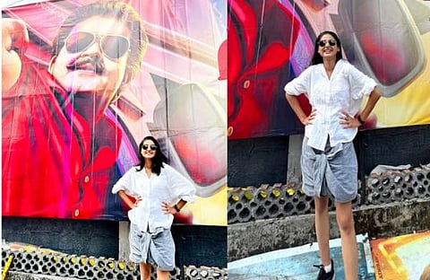 സ്ഫടികത്തിന്റെ ഹോര്ഡിങ്ങിന് മുന്നില് അനശ്വര രാജൻ/ ചിത്രം; ഫെയ്സ്ബുക്ക്