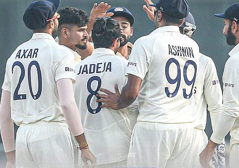 ഖവാജയെ പുറത്താക്കിയ ജഡേജയെ അഭിനന്ദിക്കുന്ന സഹ താരങ്ങൾ/ ട്വിറ്റർ