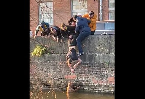 കനാലില് വീണ നായയെ രക്ഷിക്കുന്ന ദൃശ്യം