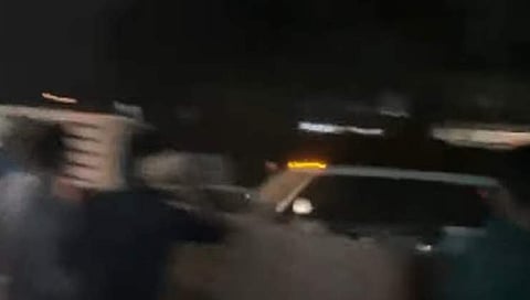 പ്രവര്ത്തകരെ വാഹനം ഇടിപ്പിച്ച് അപായപ്പെടുത്താന് ശ്രമിക്കുന്നതിന്റെ ദൃശ്യം