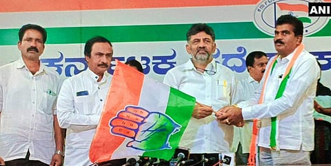 തിമ്മയ്യയെ ശിവകുമാര് സ്വീകരിക്കുന്നു/ എഎന്ഐ