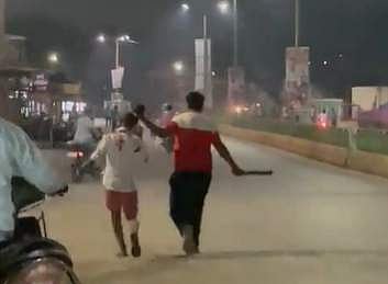 പതിനാറുകാരിയെ കുത്തിയ ശേഷം നടുറോഡിലൂടെ വലിച്ചിഴയ്ക്കുന്ന വീഡിയോ ദൃശ്യം