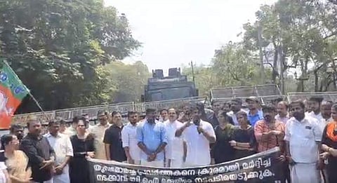 ബിജെപി ജില്ലാ സെക്രട്ടറി റിനീഷ് കമ്മീഷണര് ഓഫീസ് മാര്ച്ചില് സംസാരിക്കുന്നു