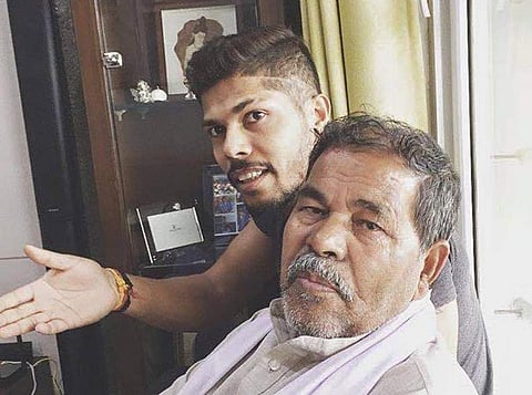 ഉമേഷ് യാദവ് പിതാവിനൊപ്പം/ ഫെയ്സ്ബുക്ക്