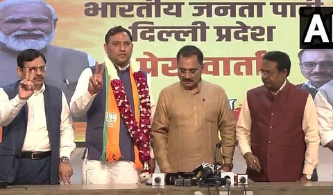 എഎപി കൗണ്സിലര് ബിജെപി നേതാക്കള്ക്കൊപ്പം/ എഎന്ഐ