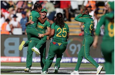 വിക്കറ്റ് നേട്ടം ആഘോഷിക്കുന്ന ദക്ഷിണാഫ്രിക്കൻ താരങ്ങൾ/ചിത്രം: ട്വിറ്റർ