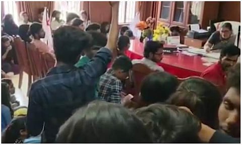 കാസർകോട് ഗവ.കോളജ് വിദ്യാർഥികൾ ഉപരോധം/ ചിത്രം ടെലിവിഷൻ ദൃശ്യം