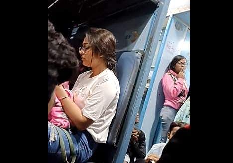 ട്രെയിനകത്ത് യുവതി പുകവലിക്കുന്ന ദൃശ്യം