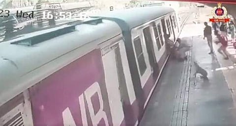 ഓടിക്കയറാന് ശ്രമിക്കുന്നതിനിടെ വീണ സ്ത്രീയെ രക്ഷിക്കുന്ന ദൃശ്യം