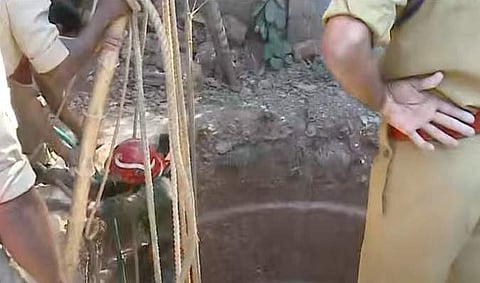 കോട്ടയ്ക്കലില് കിണറില് കുടുങ്ങിയവരെ രക്ഷപ്പെടുത്താന് ശ്രമം, സ്ക്രീന്ഷോട്ട്