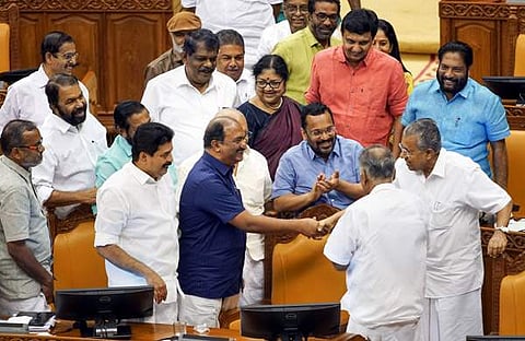ബജറ്റ് അവതരണത്തിനു ശേഷം ധനമന്ത്രി കെഎന് ബാലഗോപാലിനെ മുഖ്യമന്ത്രി പിണറായി വിജയന് അഭിനന്ദിക്കുന്നു/പിടിഐ