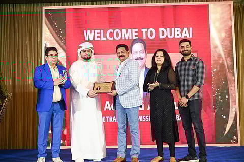 ക്യൂബ ട്രേഡ് കമ്മിഷണറായ ഐസിഎല് ഫിന്കോര്പ് സിഎംഡി അഡ്വ. കെ ജി അനില്കുമാറിനെ എമറാത്തി ഗായകന് മുഹമ്മദ് അല് ബഹറൈനി ആദരിക്കുന്നു