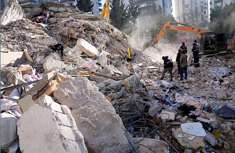 തകർന്ന കെട്ടിടാവശിഷ്ടങ്ങൾക്കിടയിൽ ആളുകൾക്കായി തിരച്ചിൽ നടത്തുന്ന രക്ഷാപ്രവർത്തകർ/ ചിത്രം: പിടിഐ