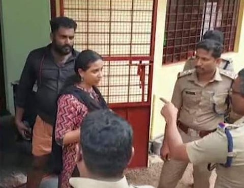 മോഷണം നടന്ന വീട്ടില് പൊലീസ് എത്തി പരിശോധന നടത്തുന്നു/ ടെലിവിഷന് ചിത്രം